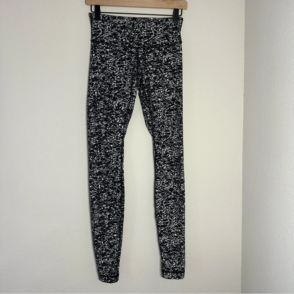 Lululemon Women's Black and White leggings - Picture 2 of 7
